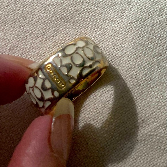 White enamel Vintage Coach logo ring. Size 5 1/2 - Picture 1 of 4